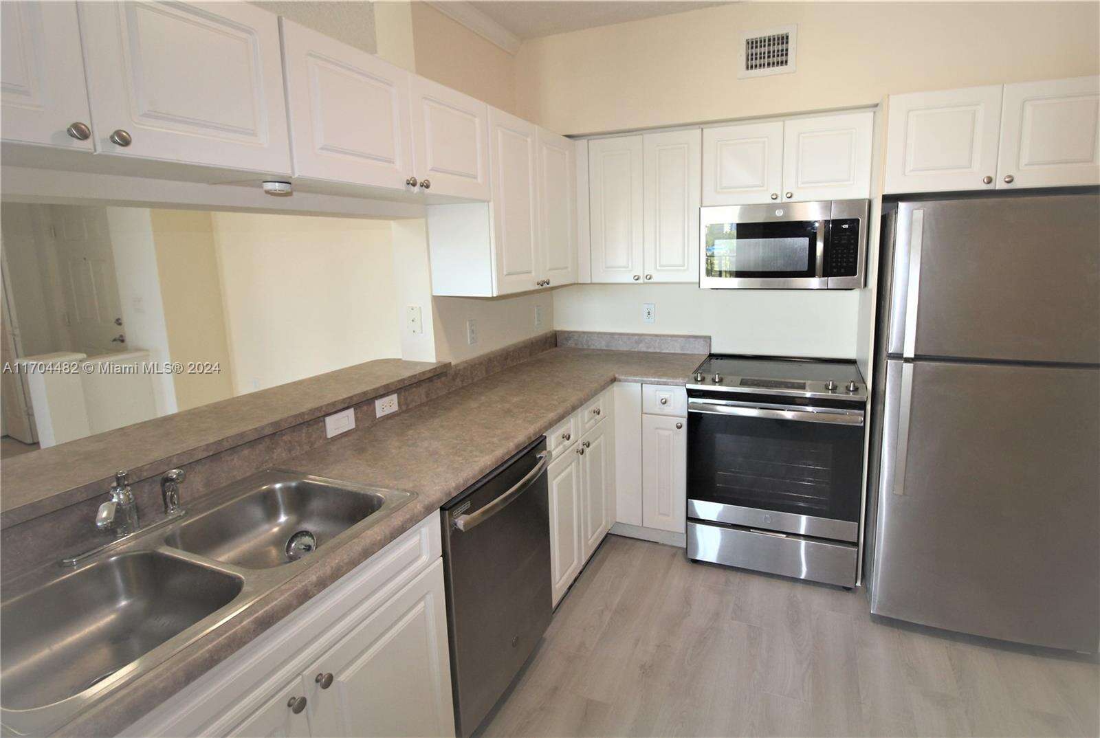 Porto Bellagio at 17150 Bay Rd, Sunny Isles Beach, FL 33160 - For Sale photo 14