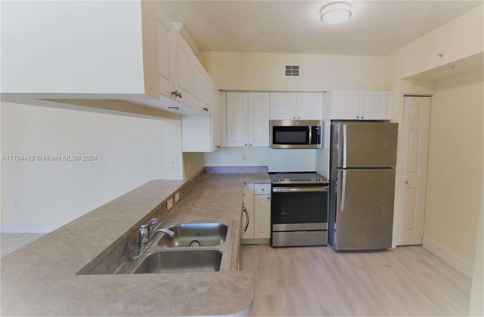 Porto Bellagio at 17150 Bay Rd, Sunny Isles Beach, FL 33160 - For Sale photo 16