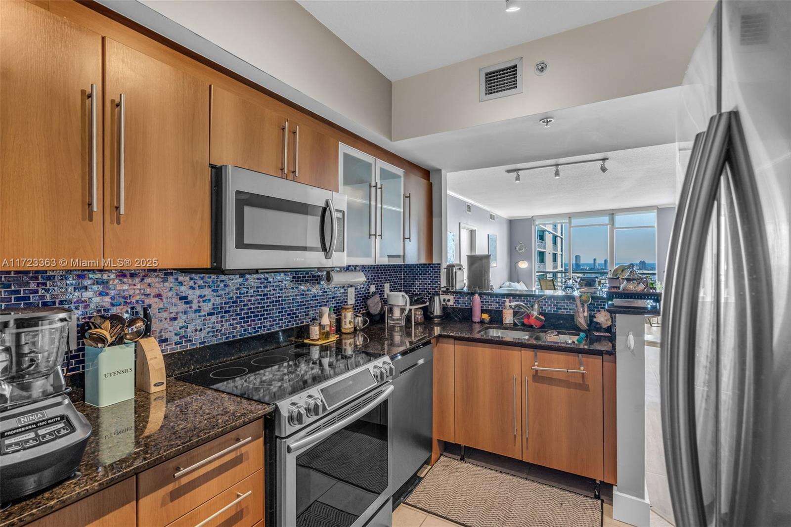 One Miami West at 325 Biscayne Blvd, Miami, FL 33131 - For Sale photo 4