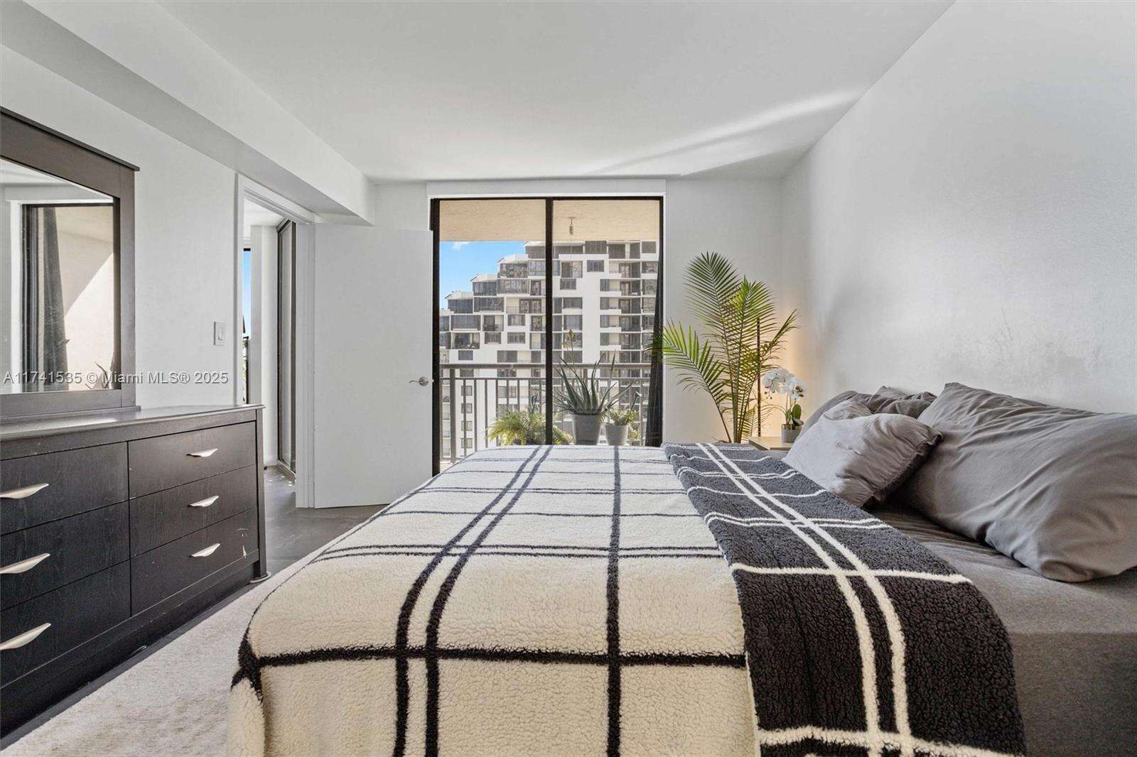 Brickell Key 2 at 540 Brickell Key Dr, Miami, FL 33131 - For Sale photo 20