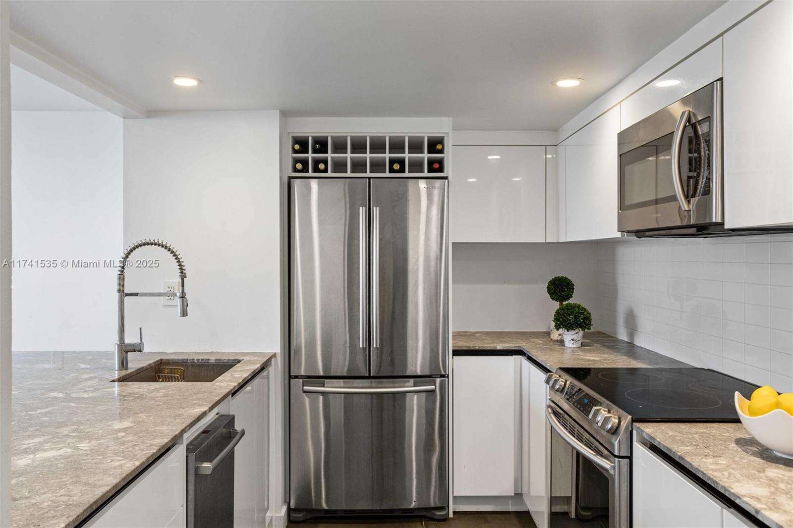 Brickell Key 2 at 540 Brickell Key Dr, Miami, FL 33131 - For Sale photo 6