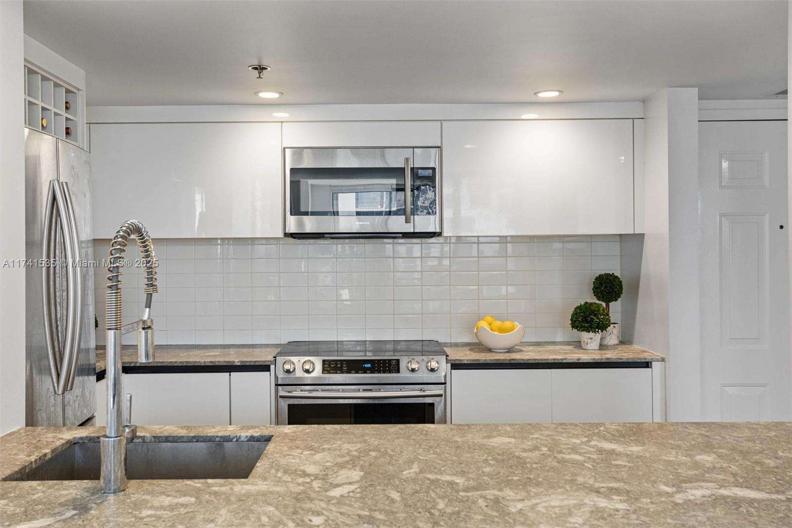 Brickell Key 2 at 540 Brickell Key Dr, Miami, FL 33131 - For Sale photo 8