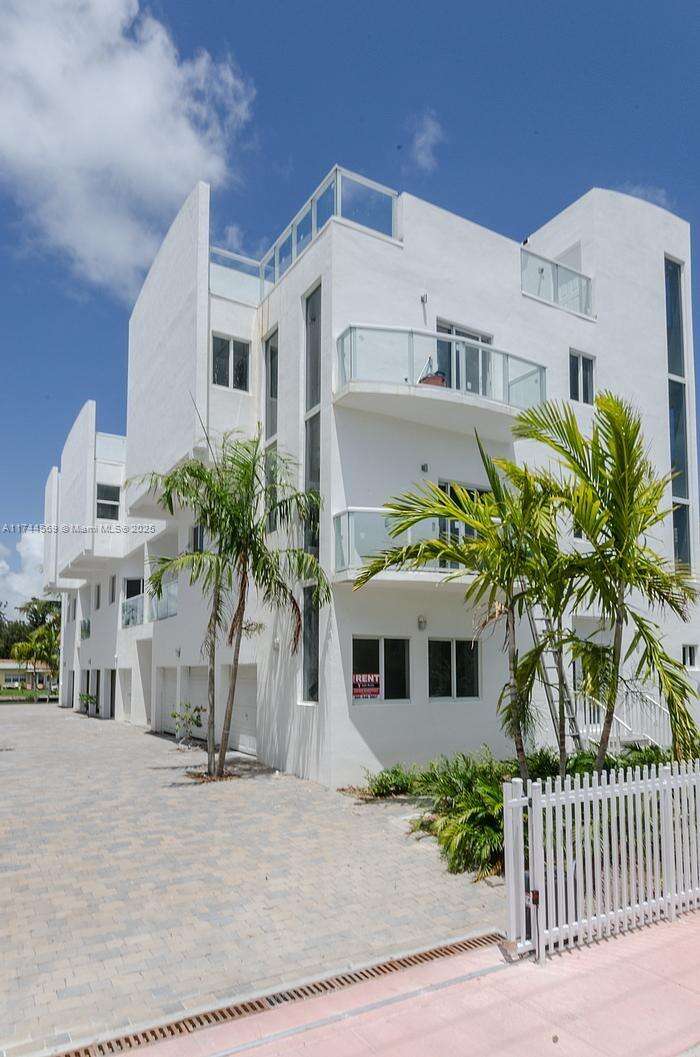 42 Normandy Waterway Sub Condos for Sale & Rent | Picture 1
