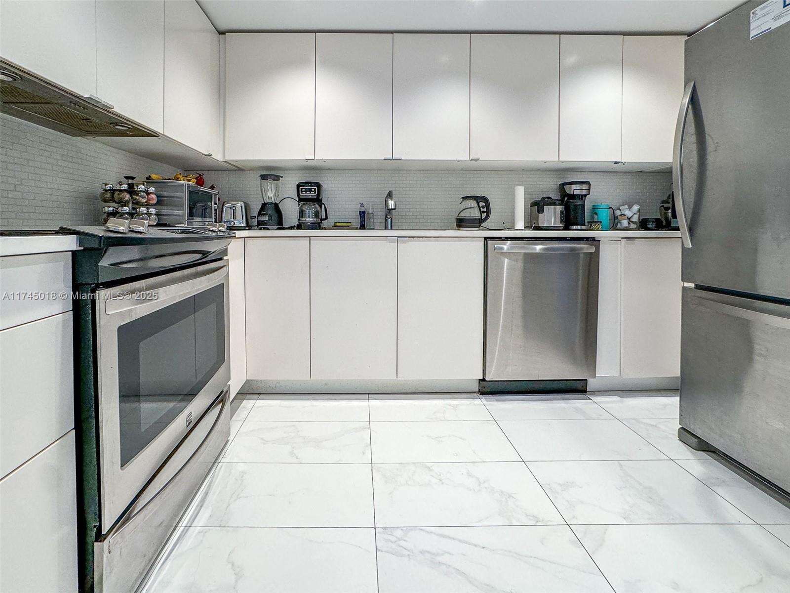 Arlen House at 100 Bayview Dr, Sunny Isles Beach, FL 33160 - For Sale photo 6