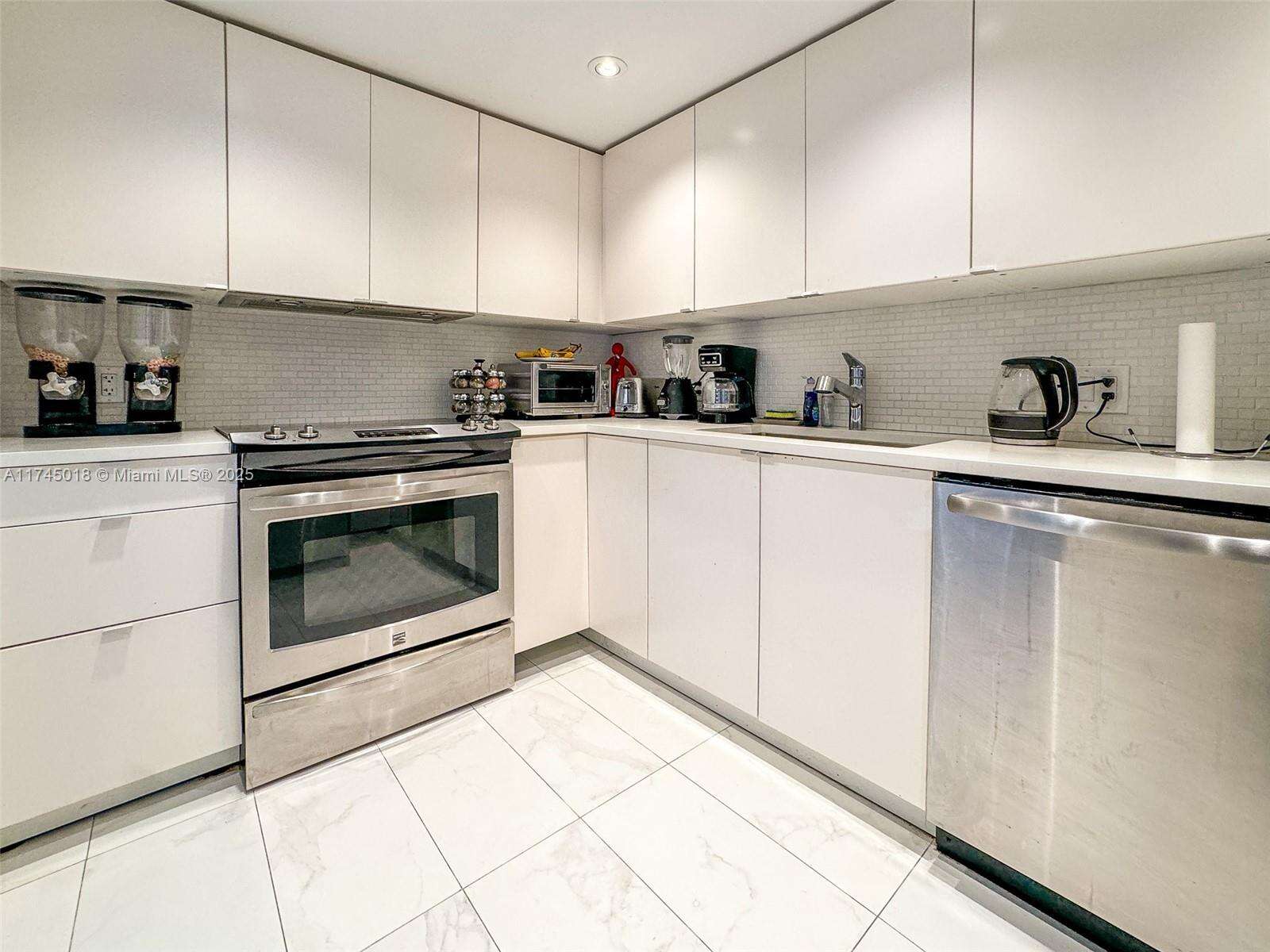 Arlen House at 100 Bayview Dr, Sunny Isles Beach, FL 33160 - For Sale photo 7