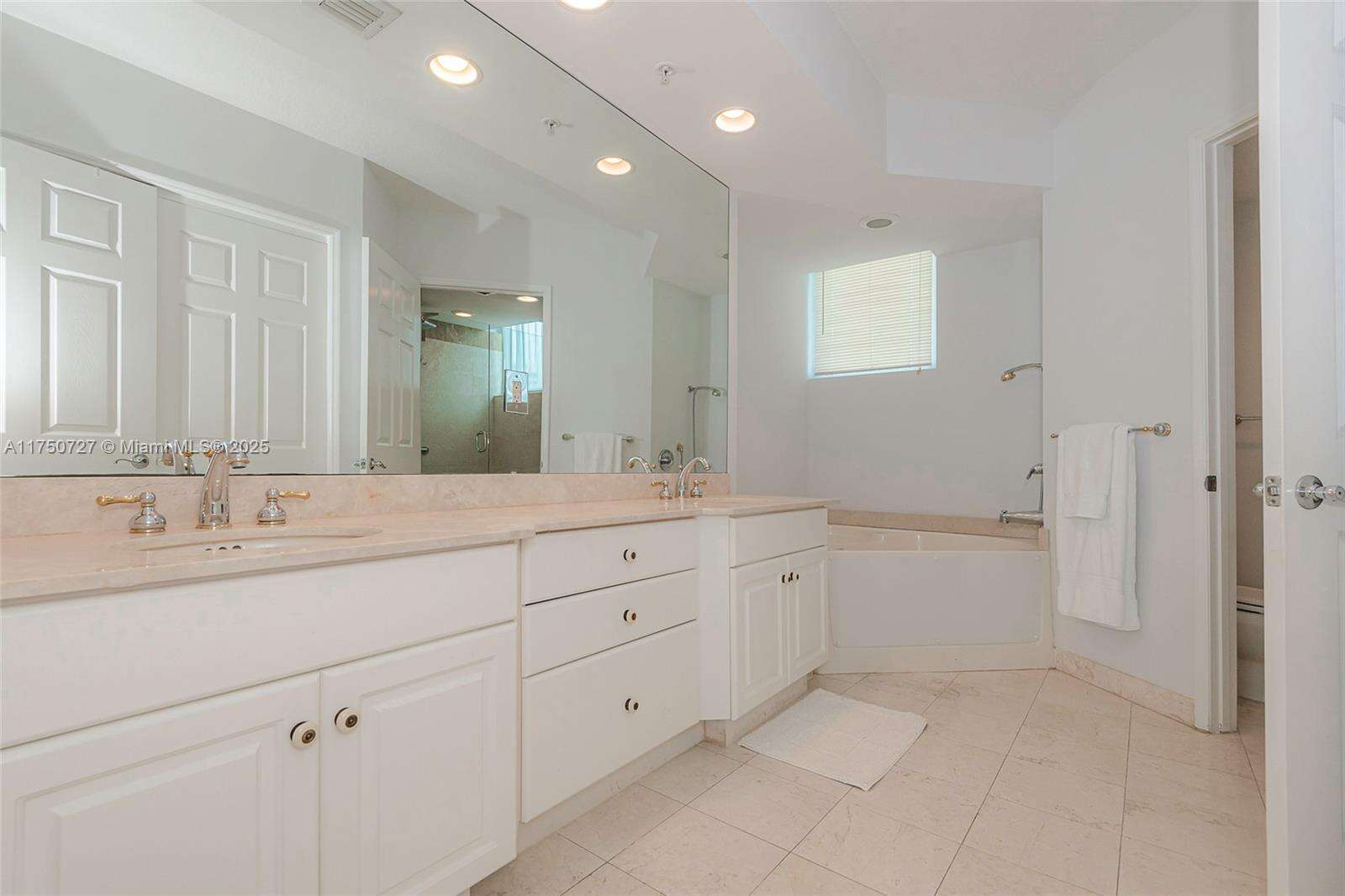 Hidden Bay at Aventura, FL 33180 - For Sale photo 16