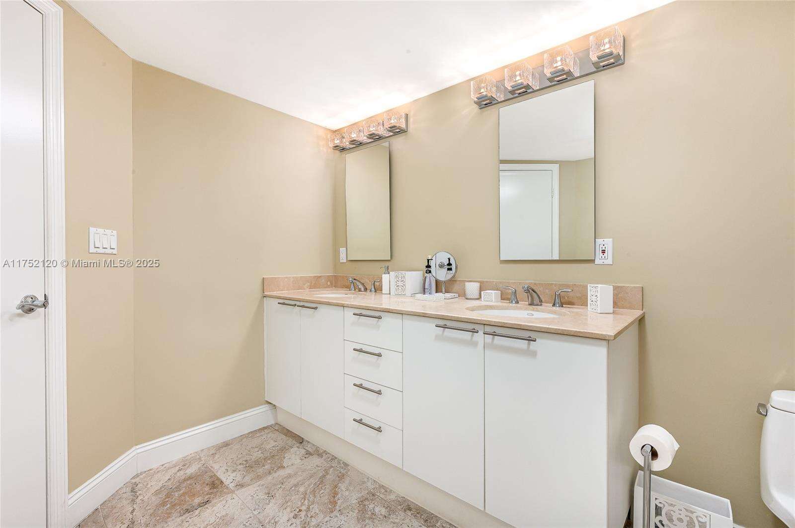 La Perla at 16699 Collins Ave, Sunny Isles Beach, FL 33160 - For Sale photo 18