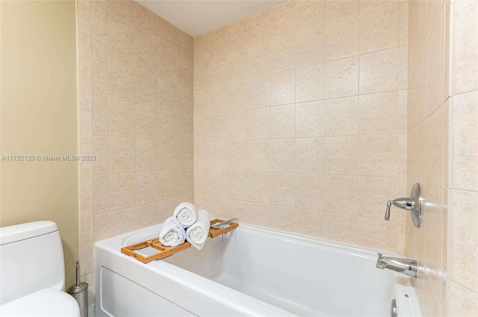 La Perla at 16699 Collins Ave, Sunny Isles Beach, FL 33160 - For Sale photo 19