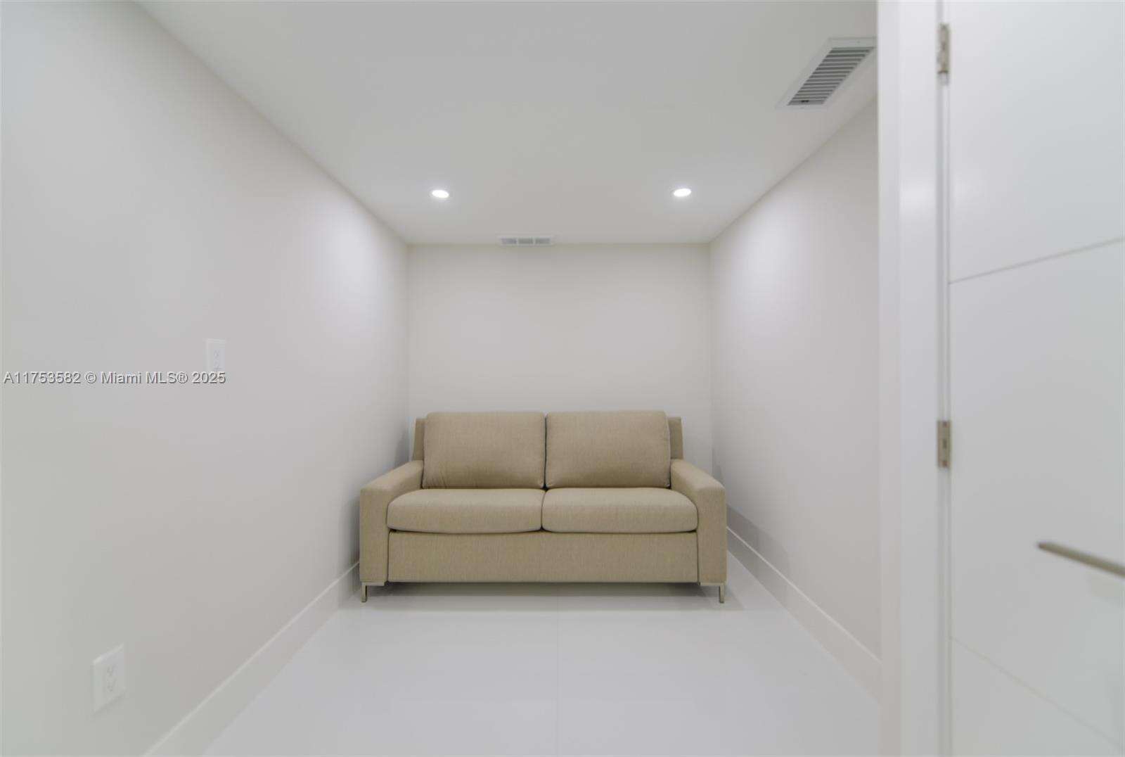 The Hemispheres at 1950 Ocean Dr, Hallandale Beach, FL 33009 - For Sale photo 14