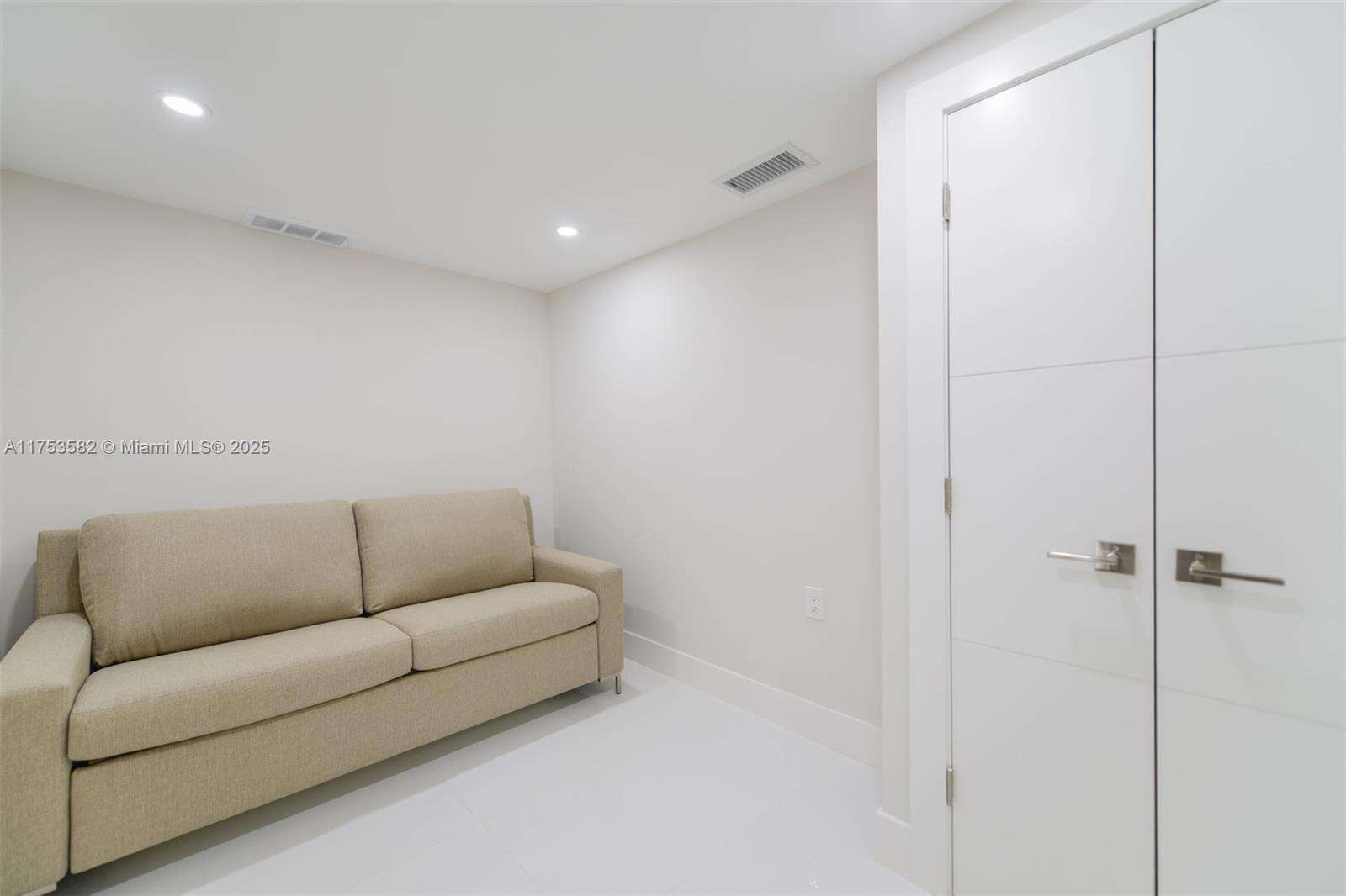 The Hemispheres at 1950 Ocean Dr, Hallandale Beach, FL 33009 - For Sale photo 15