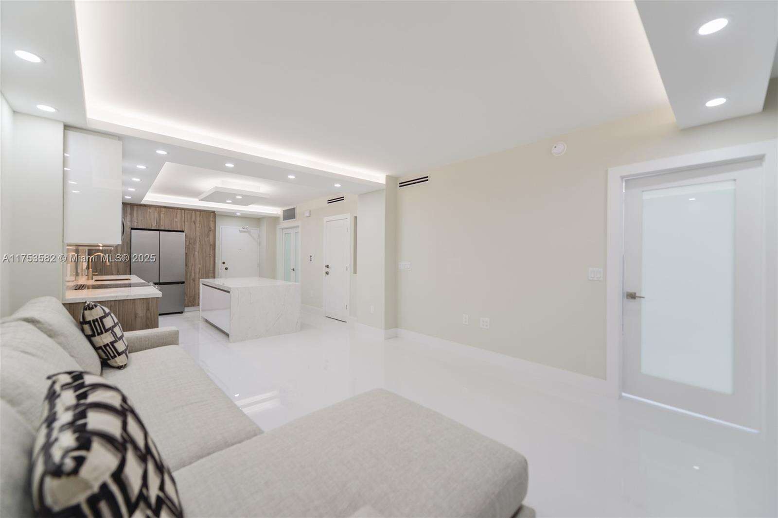 The Hemispheres at 1950 Ocean Dr, Hallandale Beach, FL 33009 - For Sale photo 8