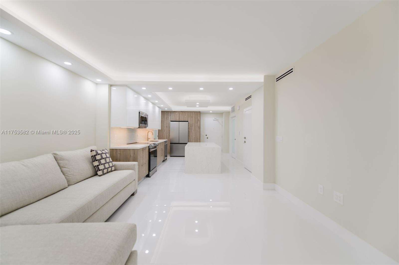 The Hemispheres at 1950 Ocean Dr, Hallandale Beach, FL 33009 - For Sale photo 9