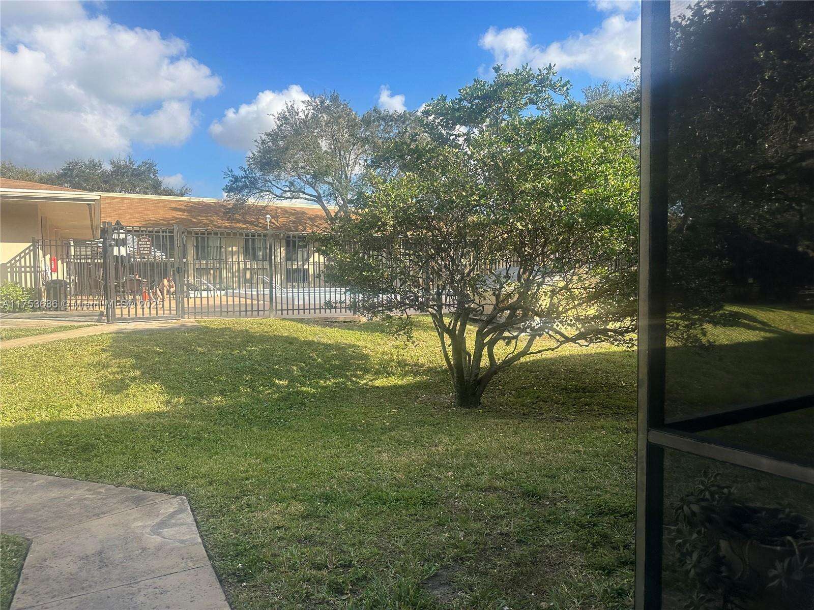 Hampton Court Condos for Sale & Rent | Picture 1