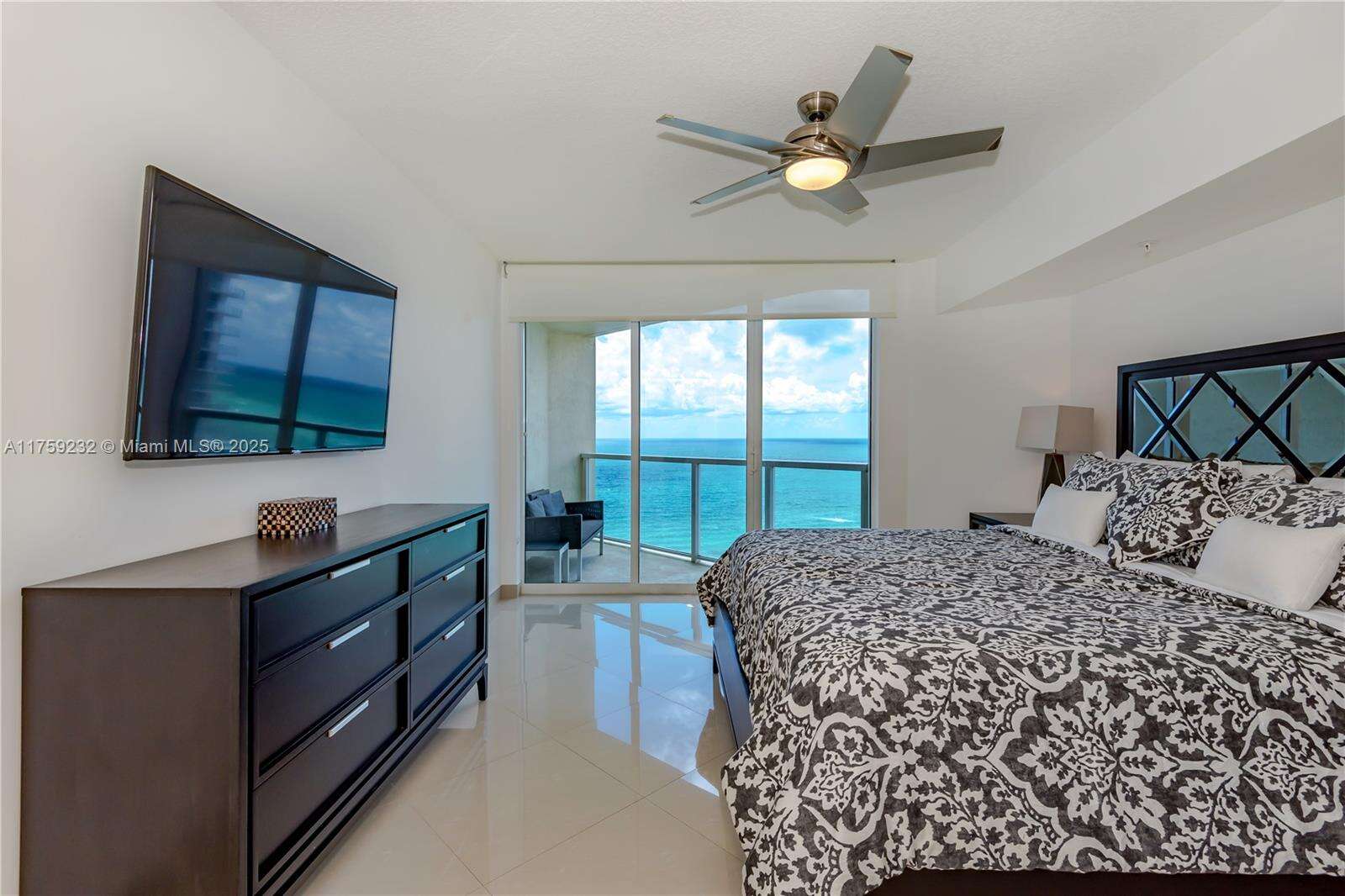 La Perla at 16699 Collins Ave, Sunny Isles Beach, FL 33160 - For Sale photo 13