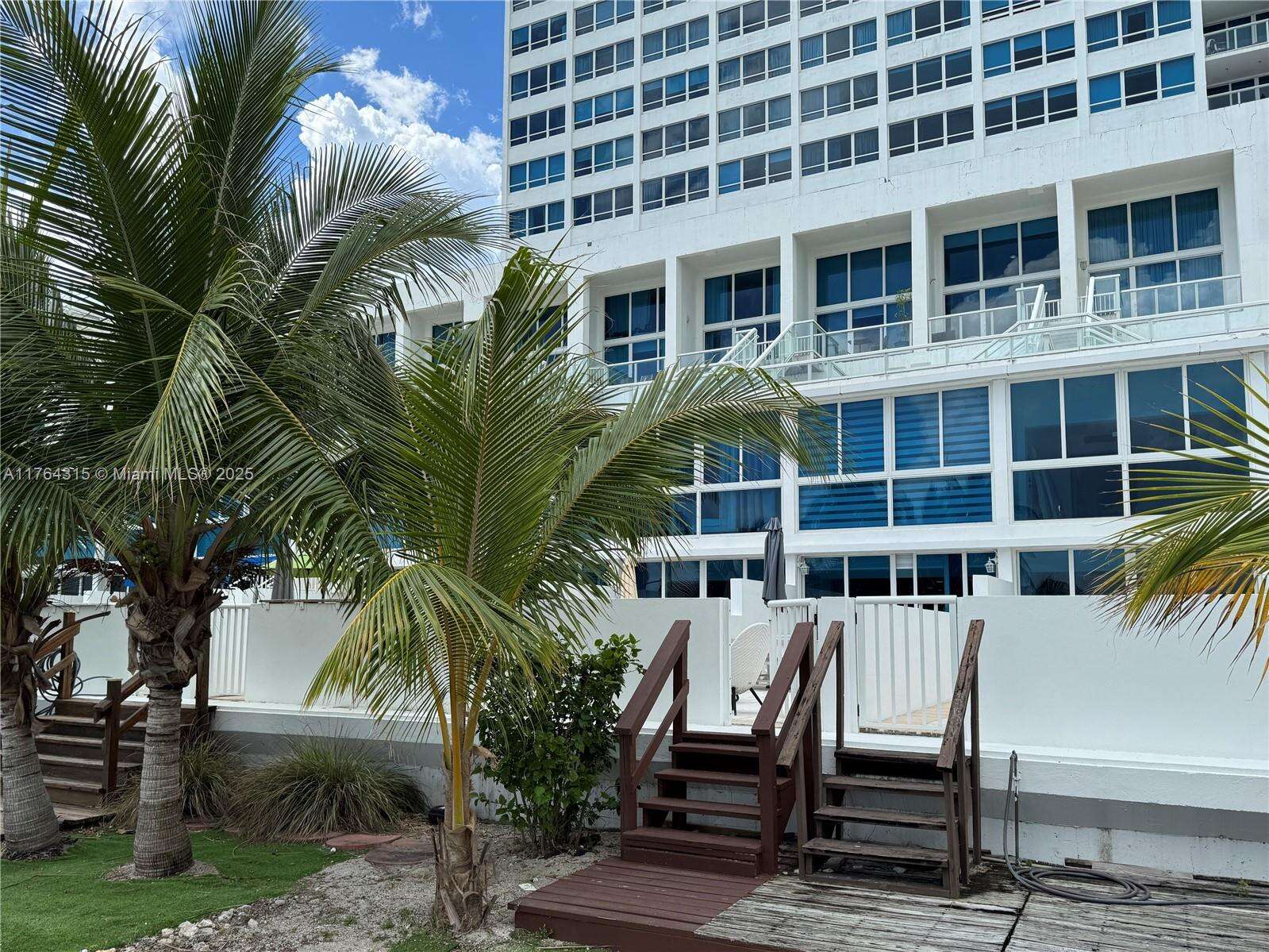 CASTLE BEACH CLUB - 5445 Collins Ave, Miami Beach, FL 33140 | Picture 5