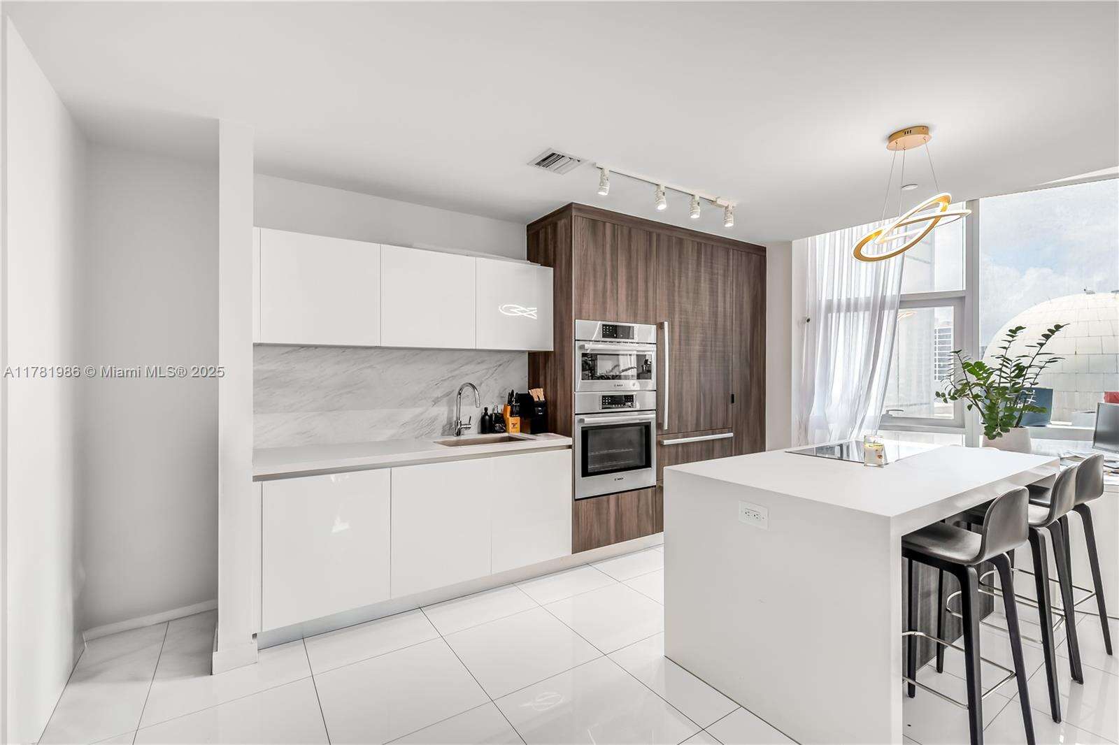 Paramount Miami Worldcenter at 851 1 Ave, Miami, FL 33132 - For Sale photo 2