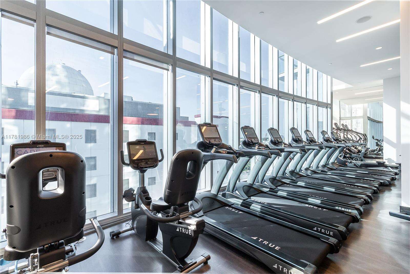 Paramount Miami Worldcenter at 851 1 Ave, Miami, FL 33132 - For Sale photo 14