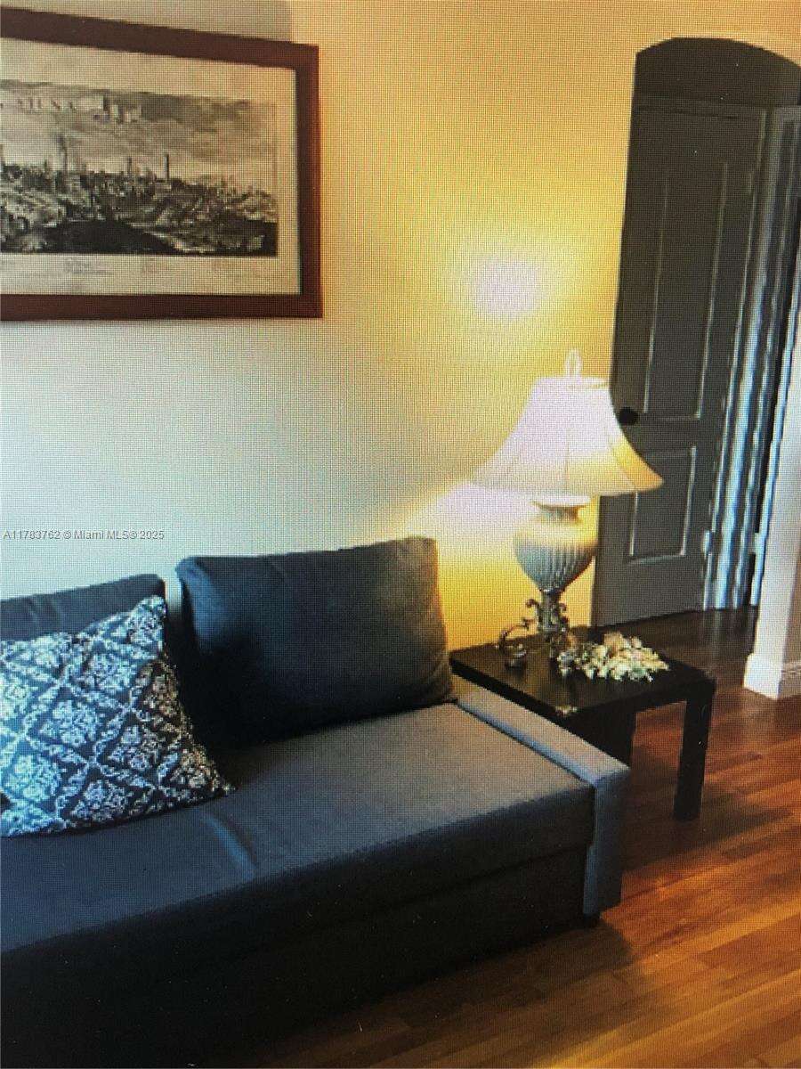 Almeria Gdns Condos for Sale & Rent | Picture 1