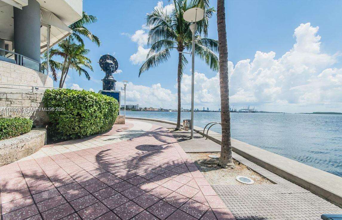 One Miami West at 325 Biscayne Blvd, Miami, FL 33131 - For Sale photo 4