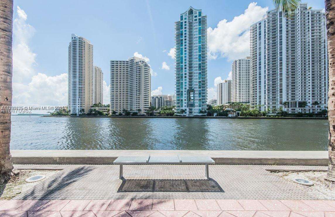 One Miami West at 325 Biscayne Blvd, Miami, FL 33131 - For Sale photo 5