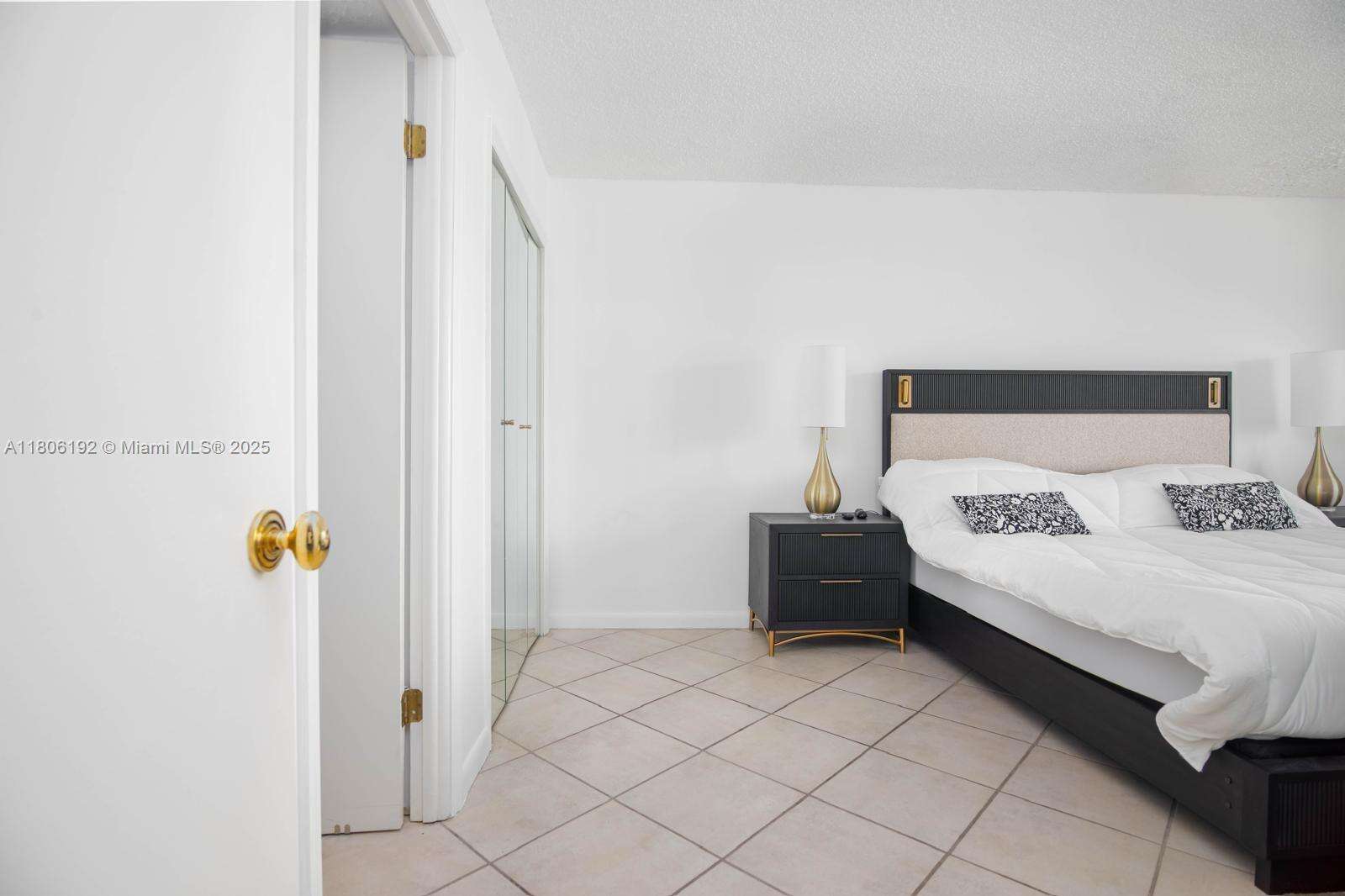 Oceanside Plaza at 5555 Collins Ave, Miami Beach, FL 33140 - For Sale photo 8