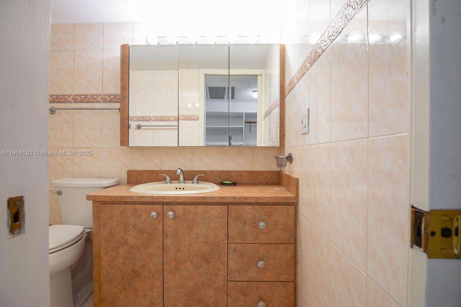 Oceanside Plaza at 5555 Collins Ave, Miami Beach, FL 33140 - For Sale photo 9