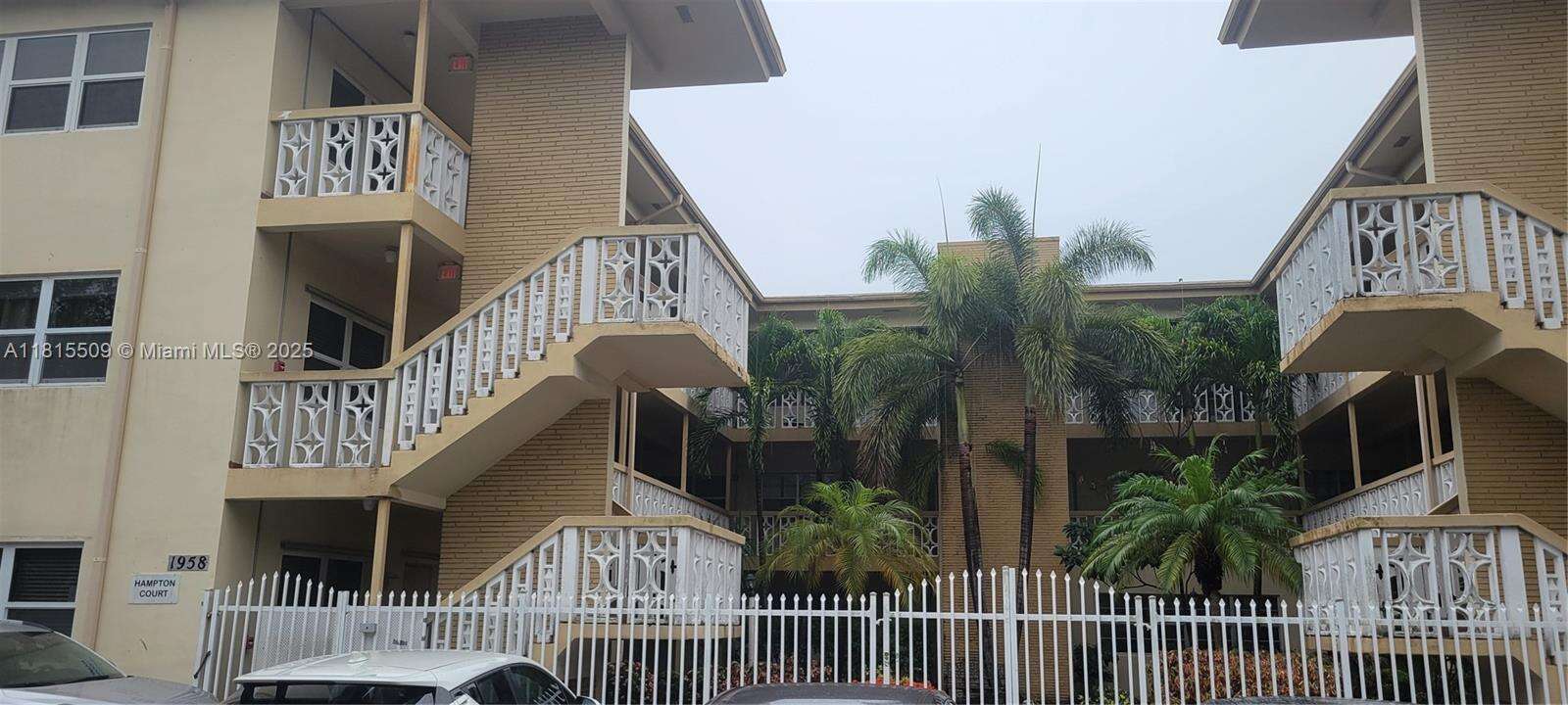 Hampton Court Condos for Sale & Rent | Picture 1