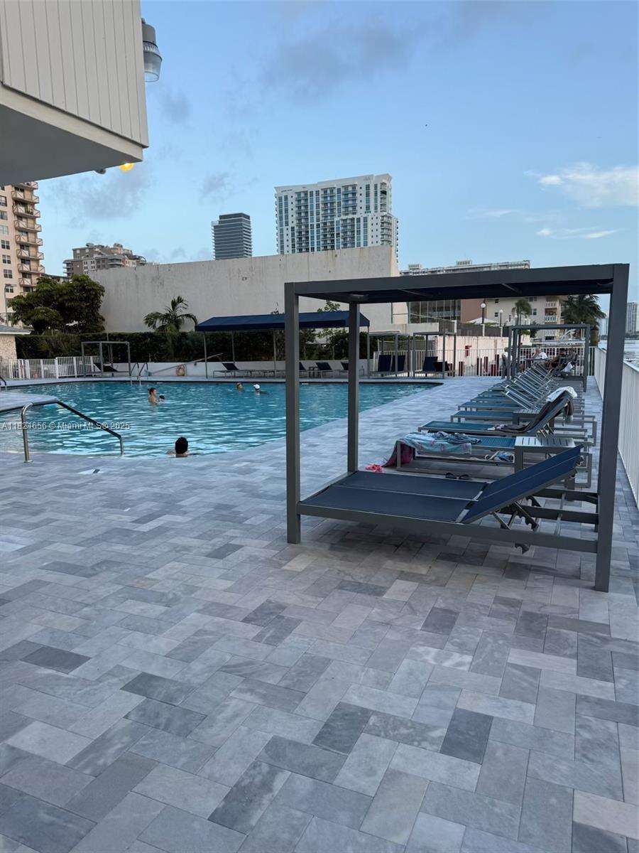 Plaza Towers North Condos for Sale & Rent | Picture 1