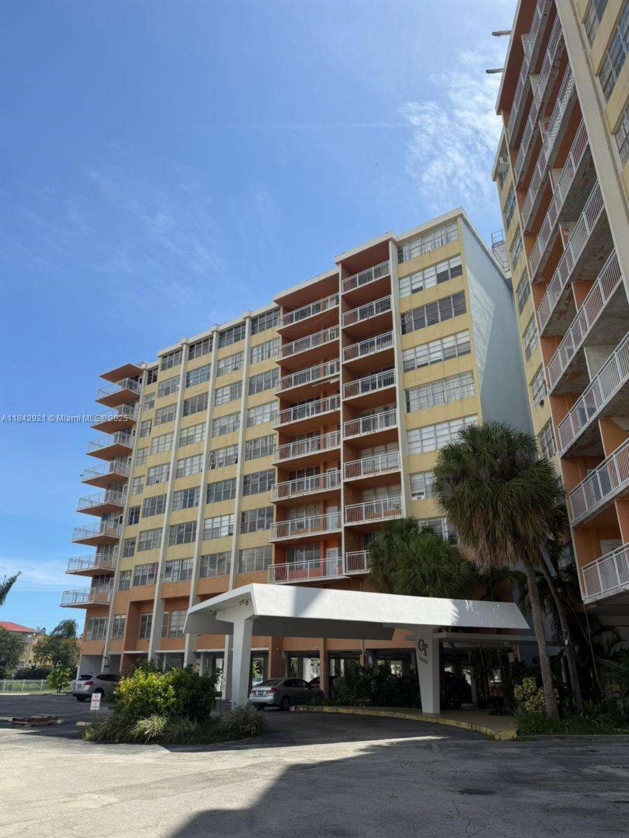 Crestview Towers Condos for Sale & Rent | Picture 1