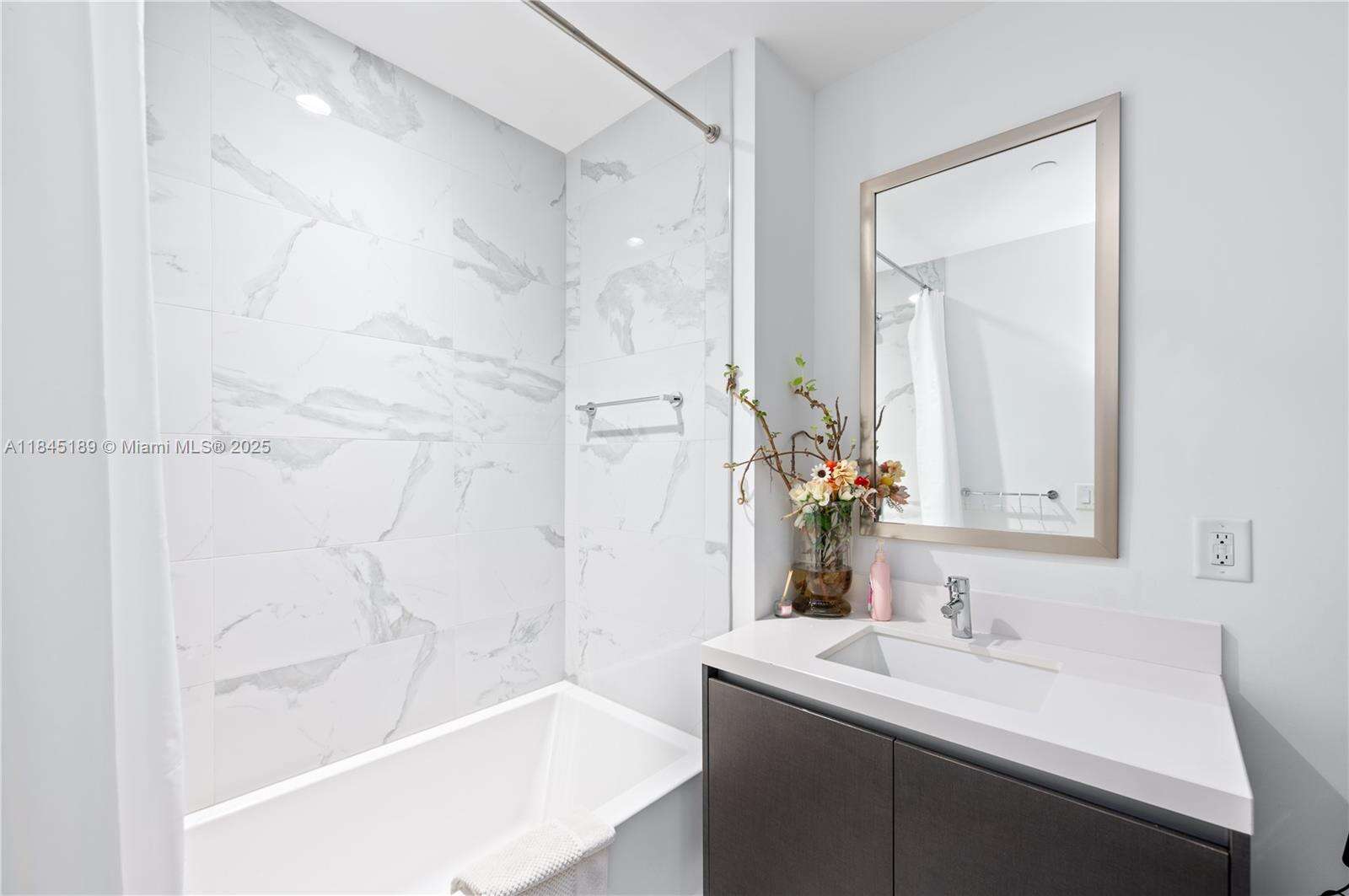 Paramount Miami Worldcenter at 851 1st Ave, Miami, FL 33132 - For Sale photo 17