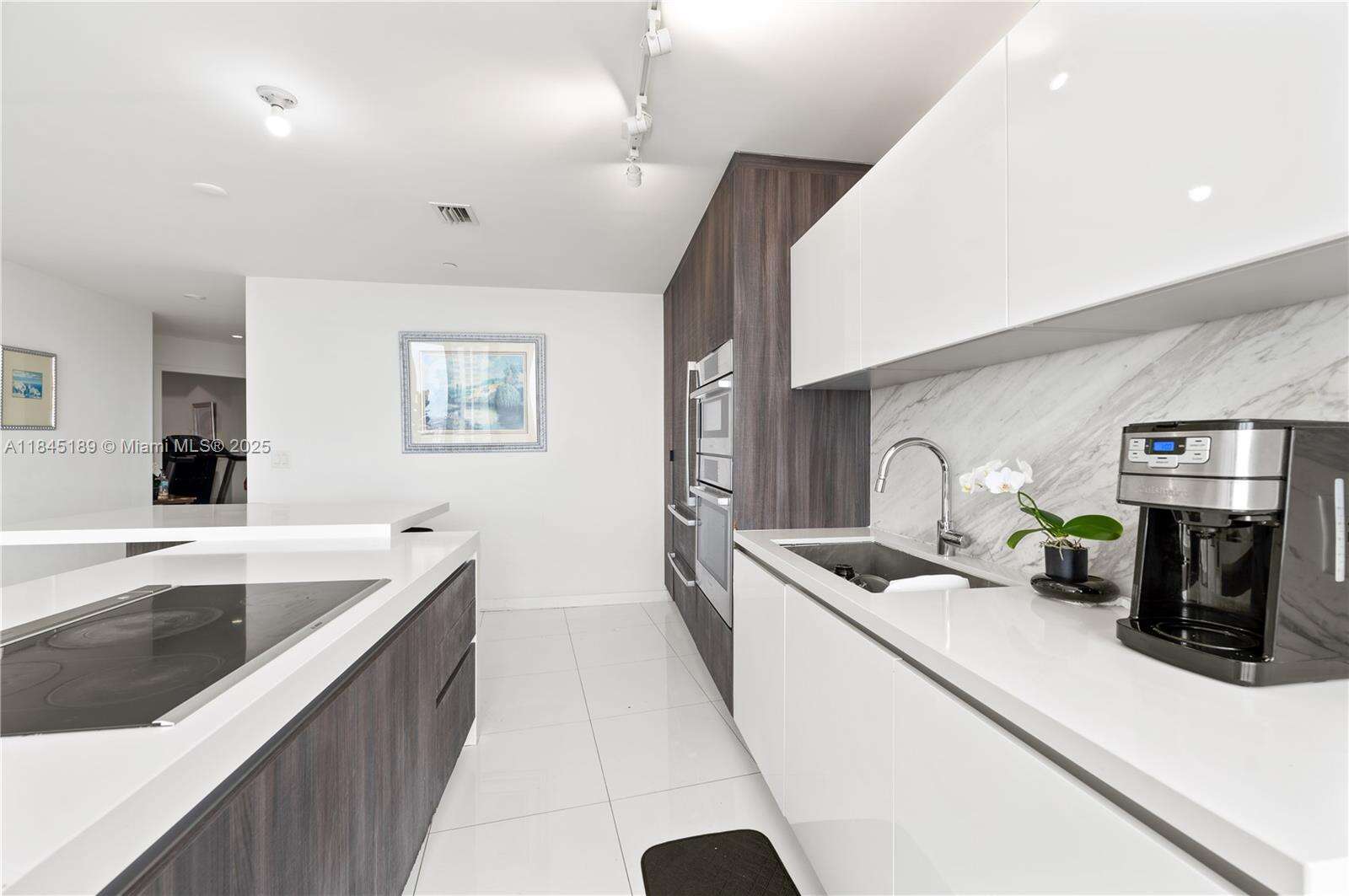 Paramount Miami Worldcenter at 851 1st Ave, Miami, FL 33132 - For Sale photo 5