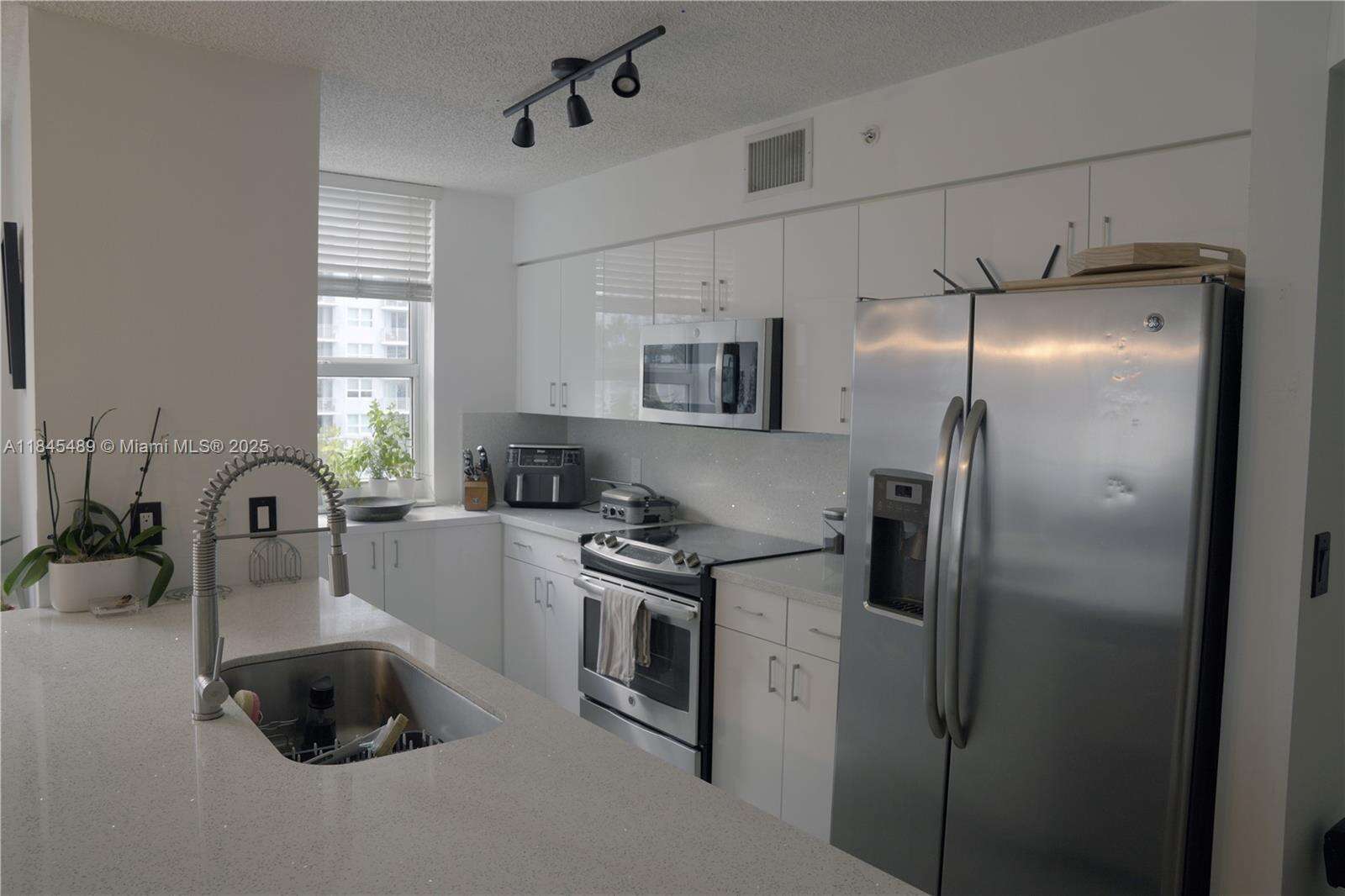 The Mark On Brickell at 1155 Brickell Bay Dr, Miami, FL 33131 - For Sale photo 5