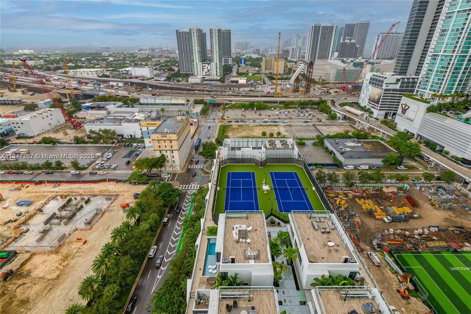 Paramount Miami Worldcenter at 851 1 Ave, Miami, FL 33132 - For Sale photo 35