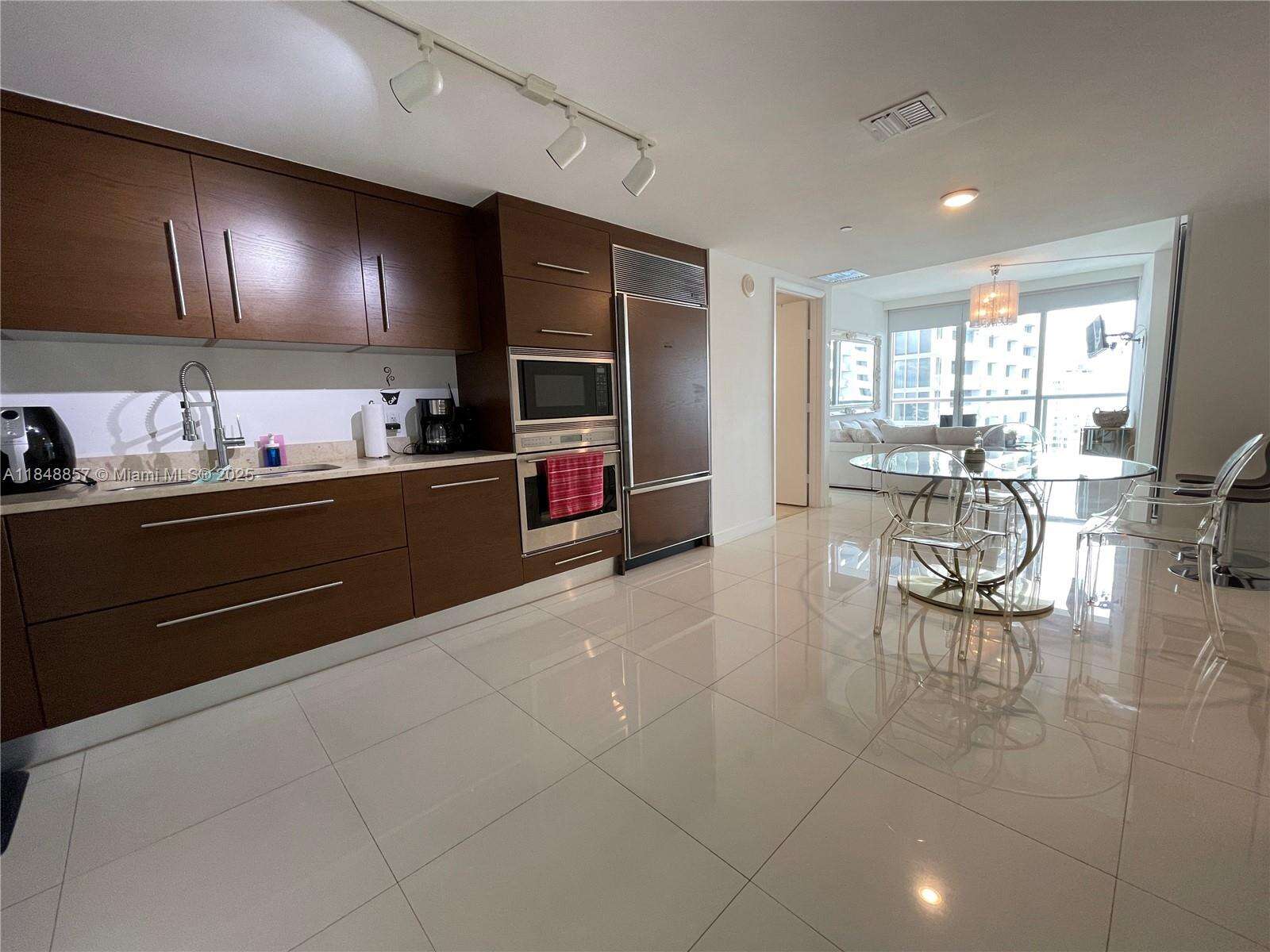 Icon Brickell 3 at 485 Brickell Ave, Miami, FL 33131 - For Sale photo 2