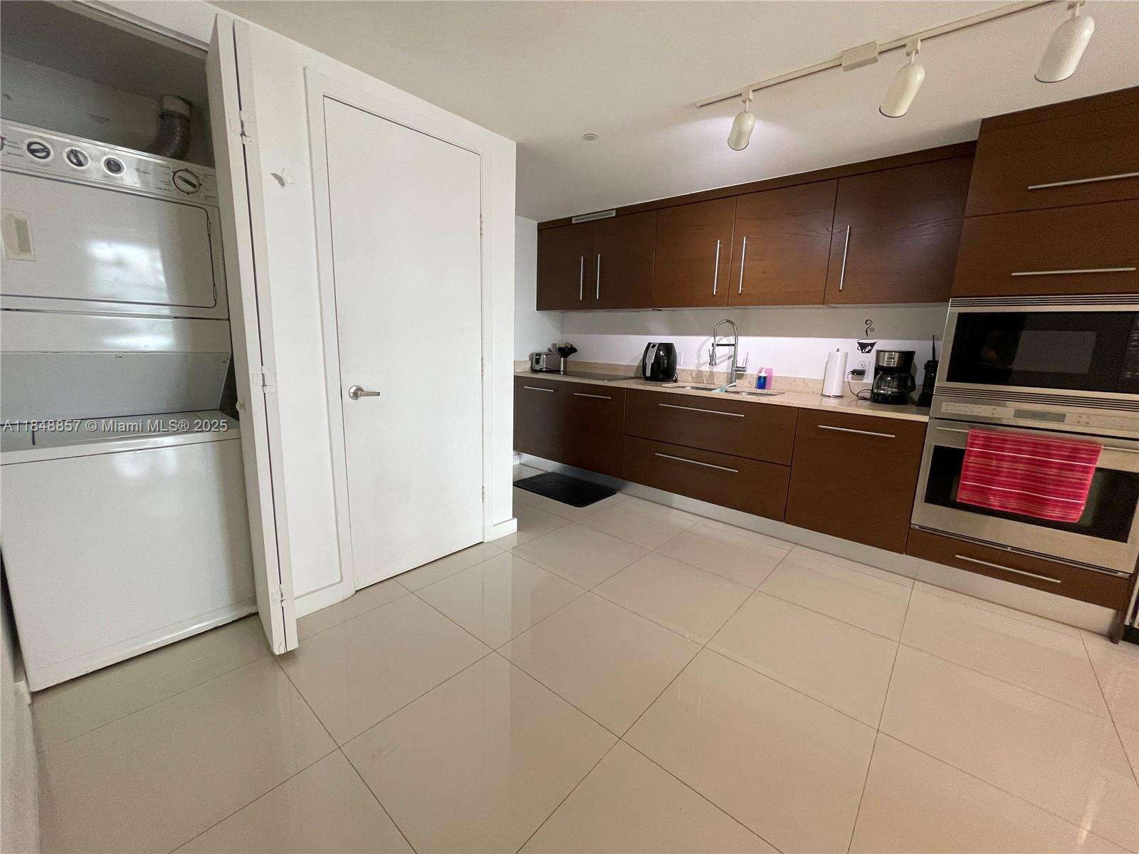 Icon Brickell 3 at 485 Brickell Ave, Miami, FL 33131 - For Sale photo 3