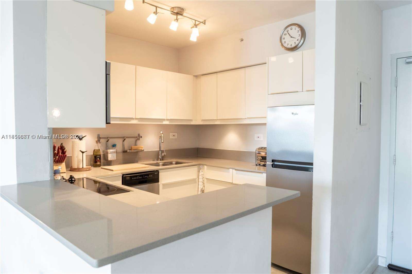 Flamingo South Beach at 1500 Bay Rd, Miami Beach, FL 33139 - For Sale photo 4