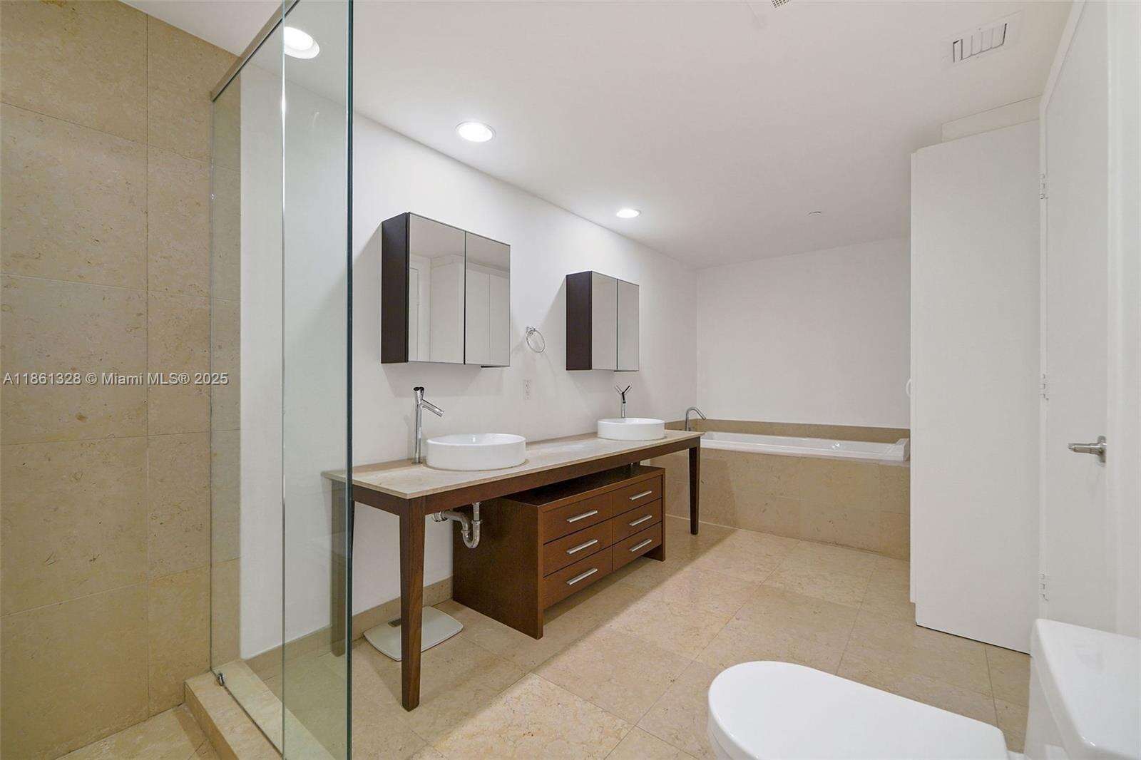 Icon Brickell 2 at 495 Brickell Ave, Miami, FL 33131 - For Sale photo 5