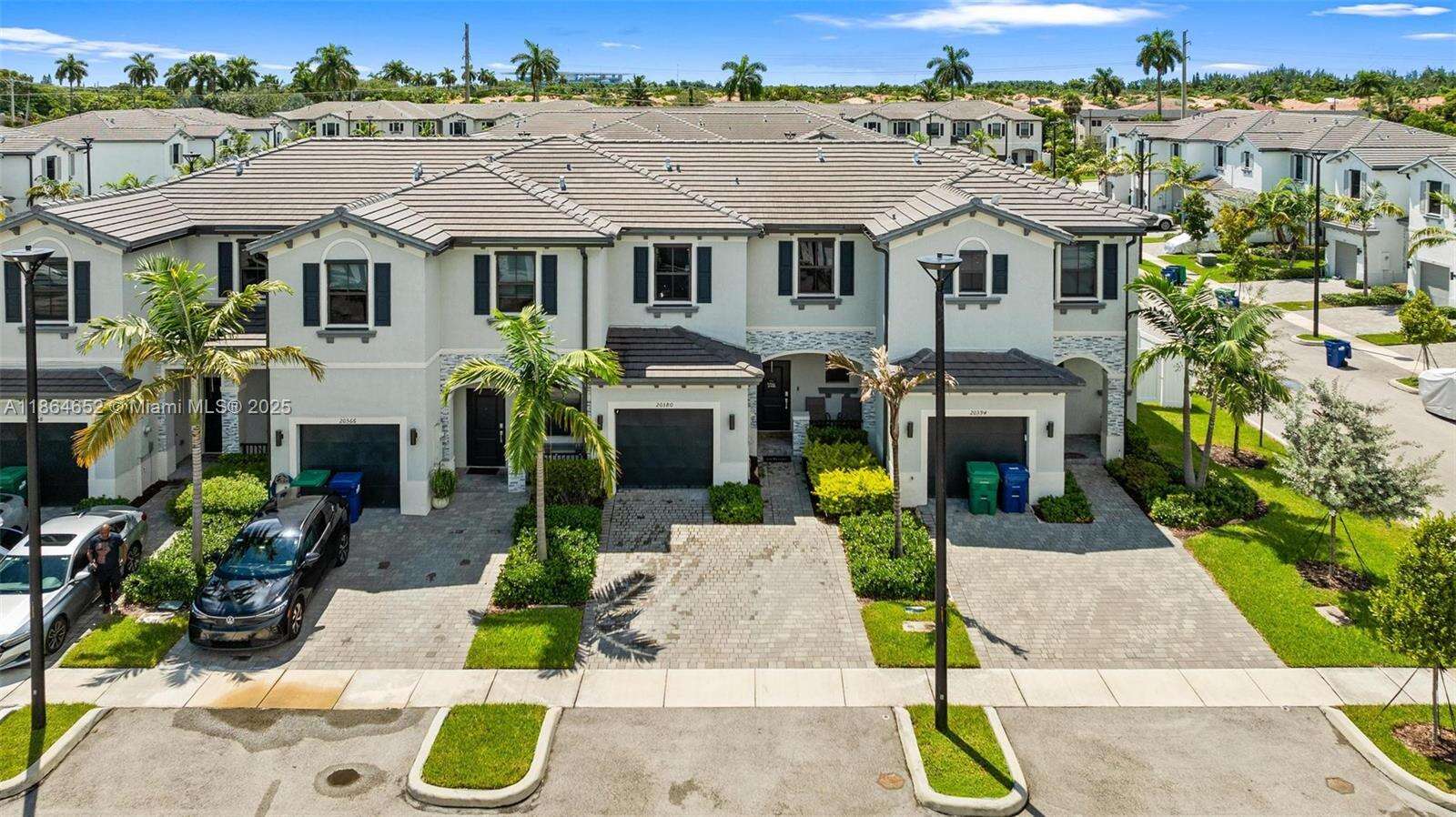 Vista Lago Condos for Sale & Rent | Picture 1