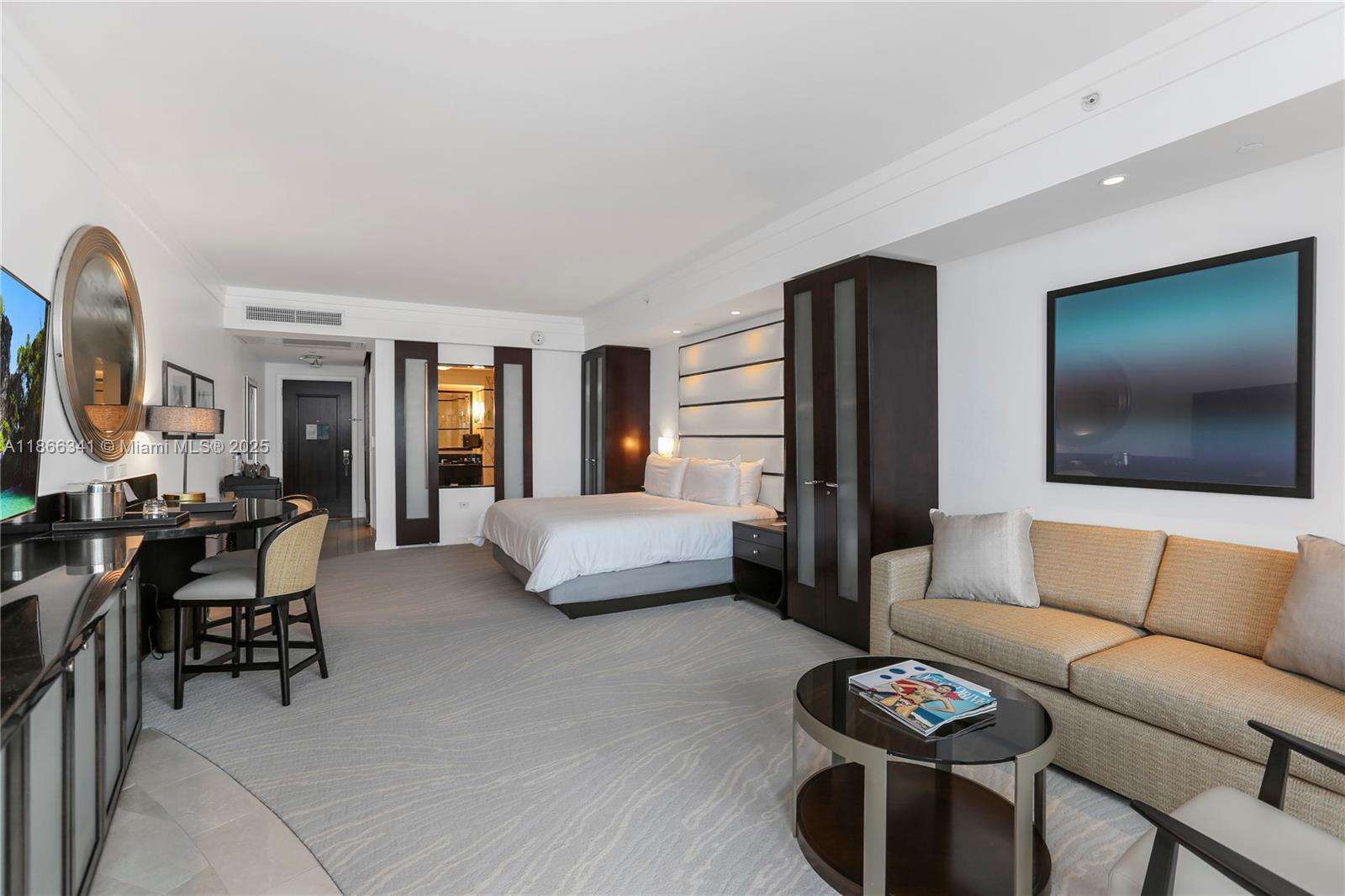 FONTAINEBLEAU III OCEAN CLUB - 4391 Collins Ave, Miami Beach, FL 33140 | Picture 11