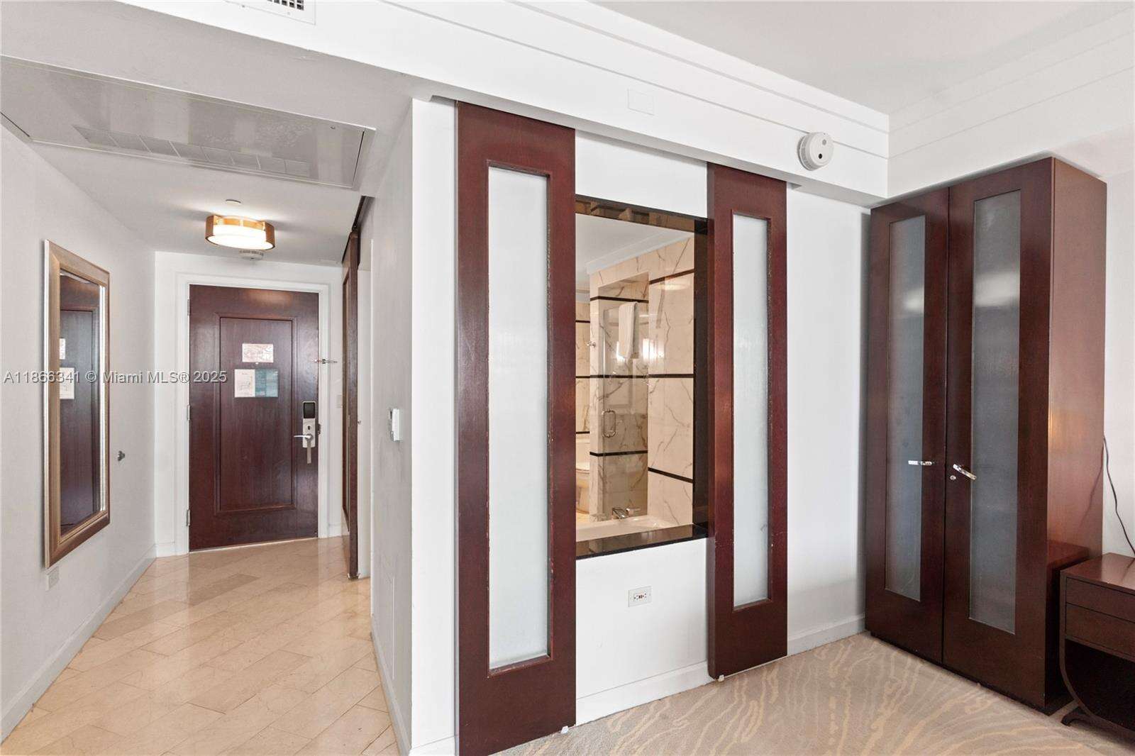 FONTAINEBLEAU III OCEAN CLUB - 4391 Collins Ave, Miami Beach, FL 33140 | Picture 18