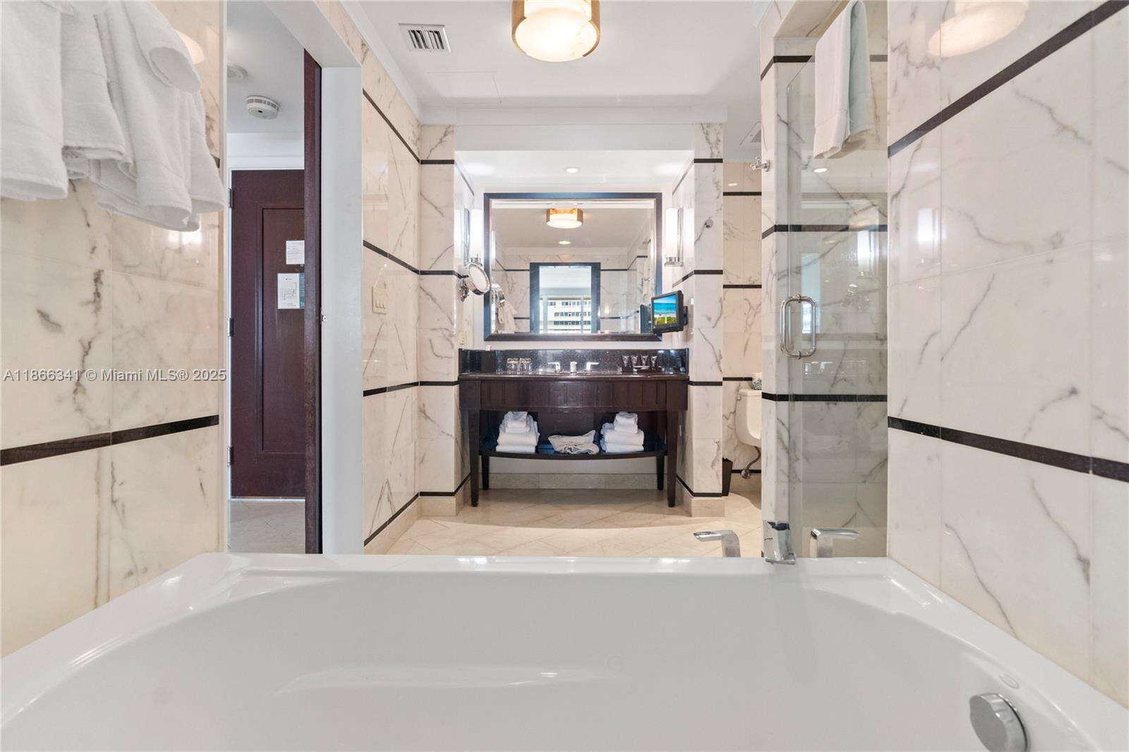 FONTAINEBLEAU III OCEAN CLUB - 4391 Collins Ave, Miami Beach, FL 33140 | Picture 19