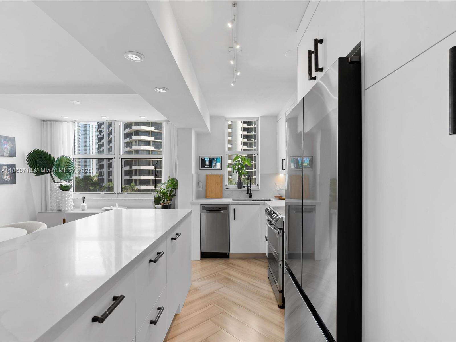 Isola at 770 Claughton Island Dr, Miami, FL 33131 - For Sale photo 2