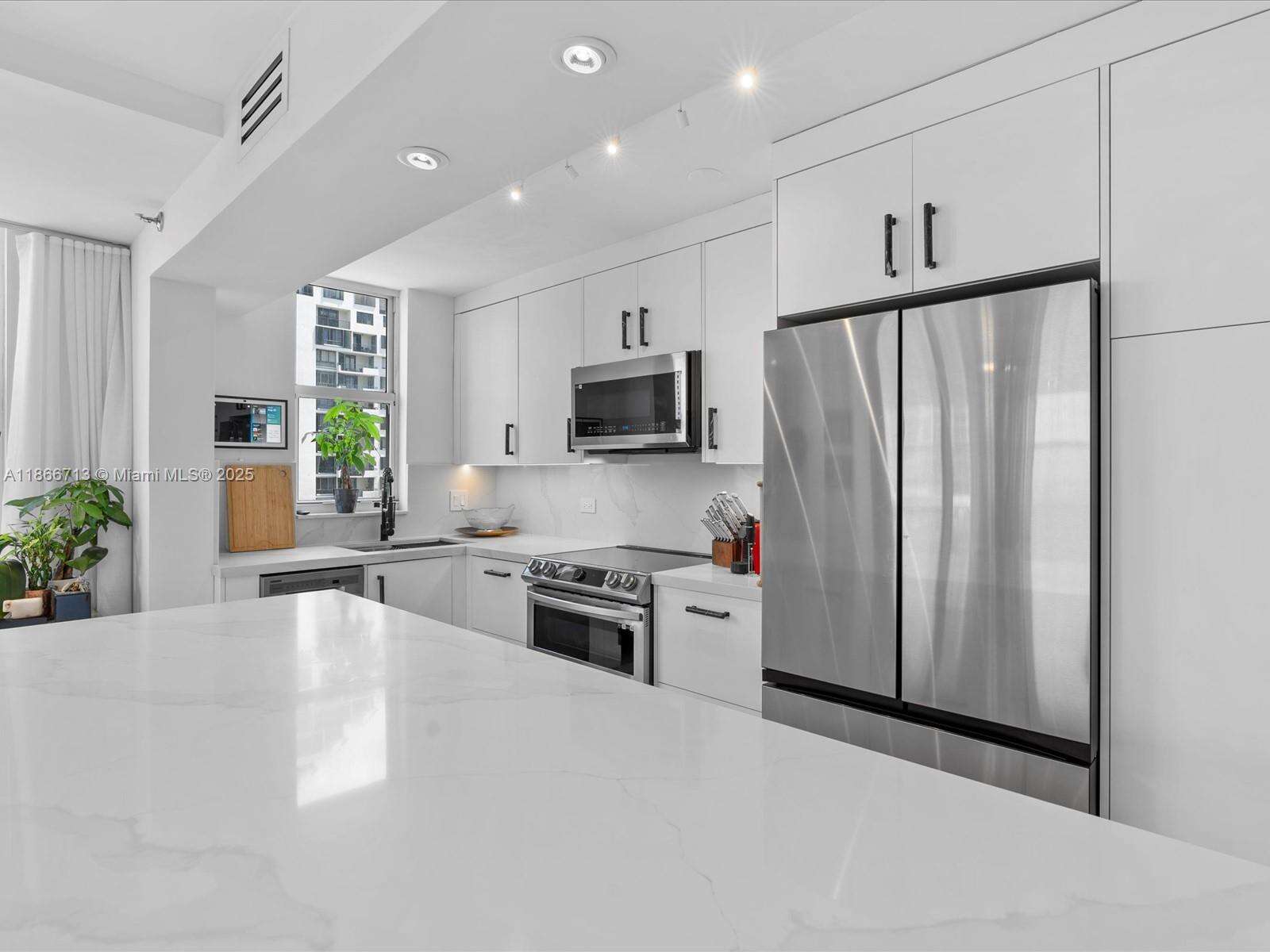 Isola at 770 Claughton Island Dr, Miami, FL 33131 - For Sale photo 3