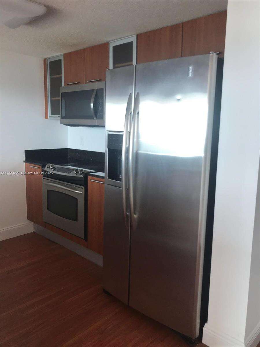 1800 Club Condos for Sale & Rent | Picture 1
