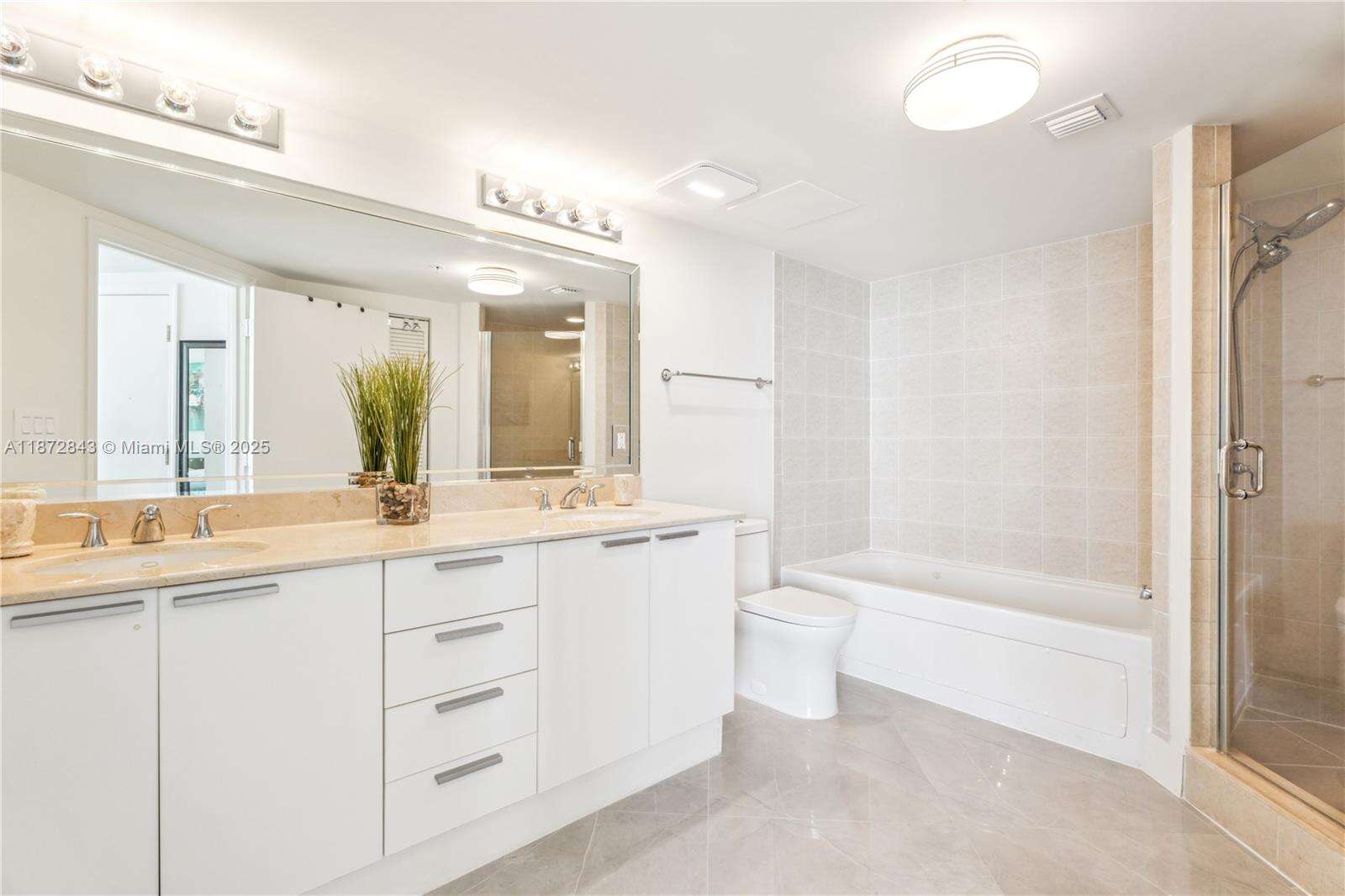La Perla at 16699 Collins Ave+one Self Parking, Sunny Isles Beach, FL 33160 - For Sale photo 9