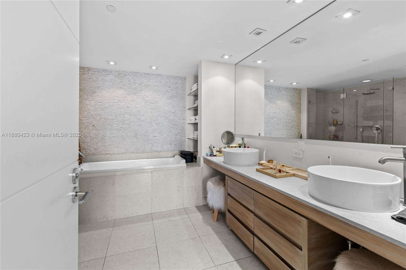 ICONBRICKELL CONDO NO 1 - 465 Brickell Ave, Miami, FL 33131 | Picture 11