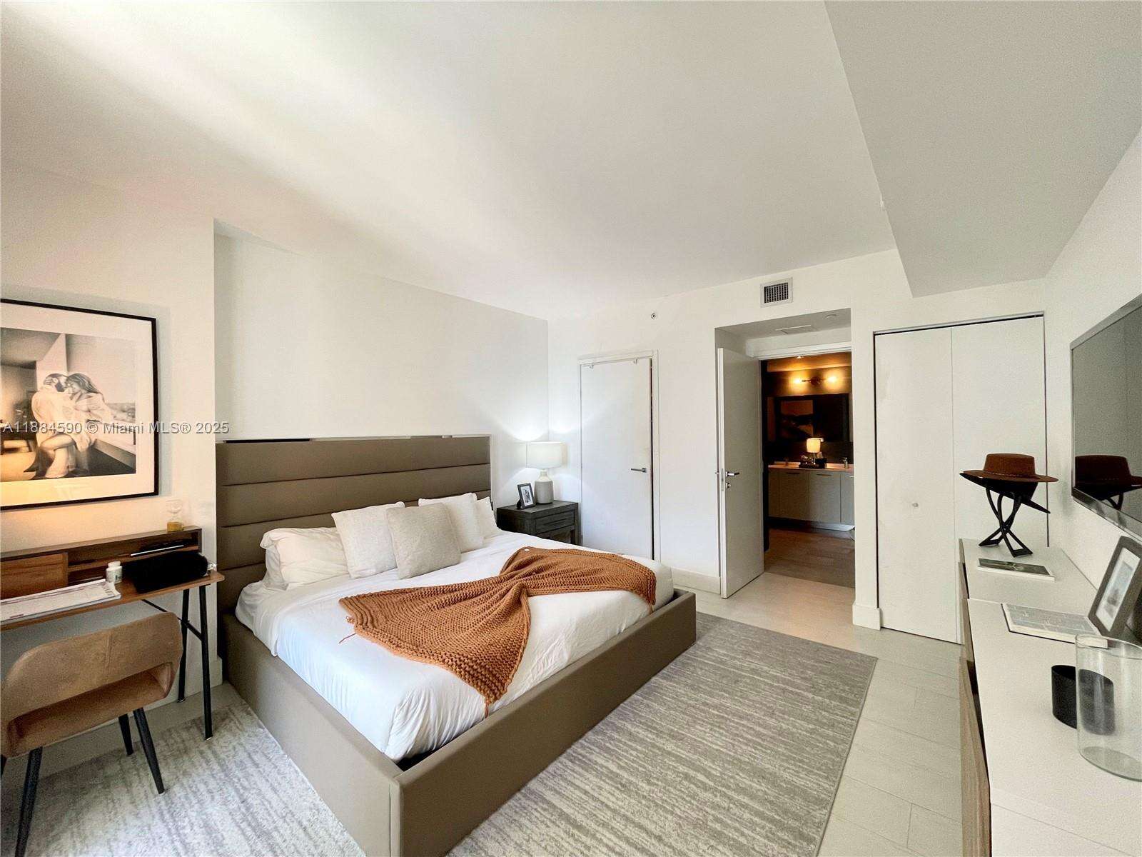 Brickell House at 1300 Brickell Bay Dr, Miami, FL 33131 - For Sale photo 8