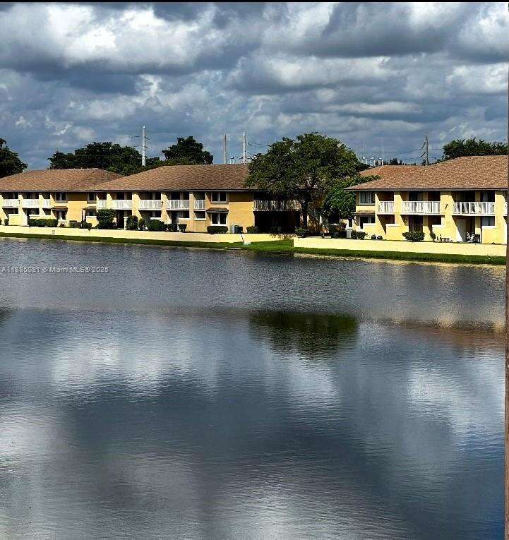 Mcarthur Park Misty Lk Condo Ph 2 Condos for Sale & Rent | Picture 1