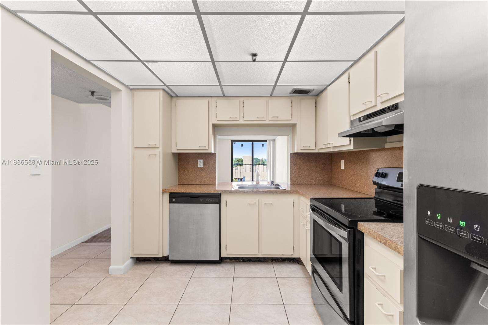 Oceanfront Plaza at 2625 Collins Ave, Miami Beach, FL 33140 - For Sale photo 4