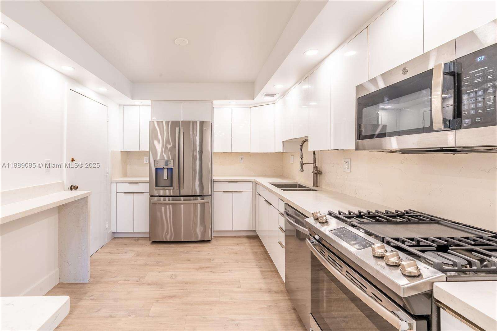 Parker Plaza at 2030 Ocean Dr, Hallandale Beach, FL 33009 - For Sale photo 10